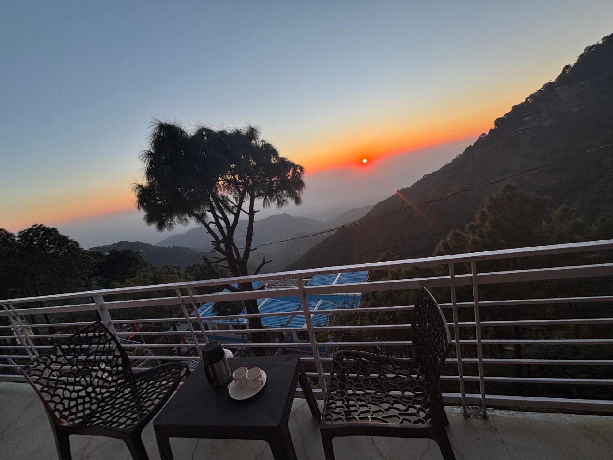 Urban Wave 2Bed Rooms By The North Edge Kasauli Exterior photo