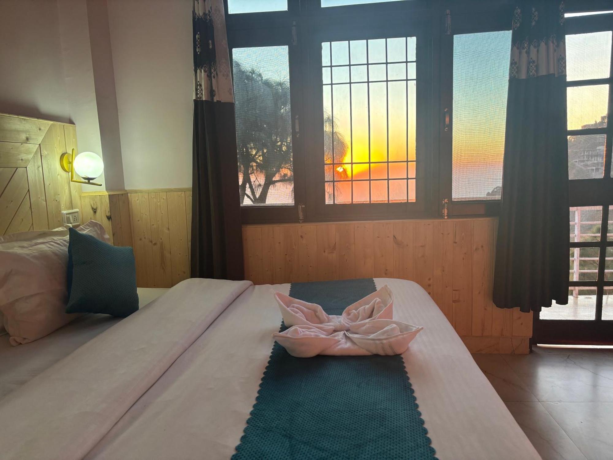 Urban Wave 2Bed Rooms By The North Edge Kasauli Exterior photo